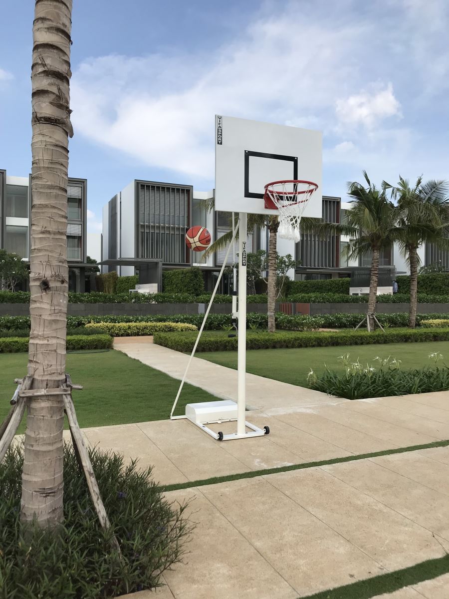 Trụ bóng rổ gia đình được lắp đặt trong khu nhà đẹp nhất bên bờ sông quận 2